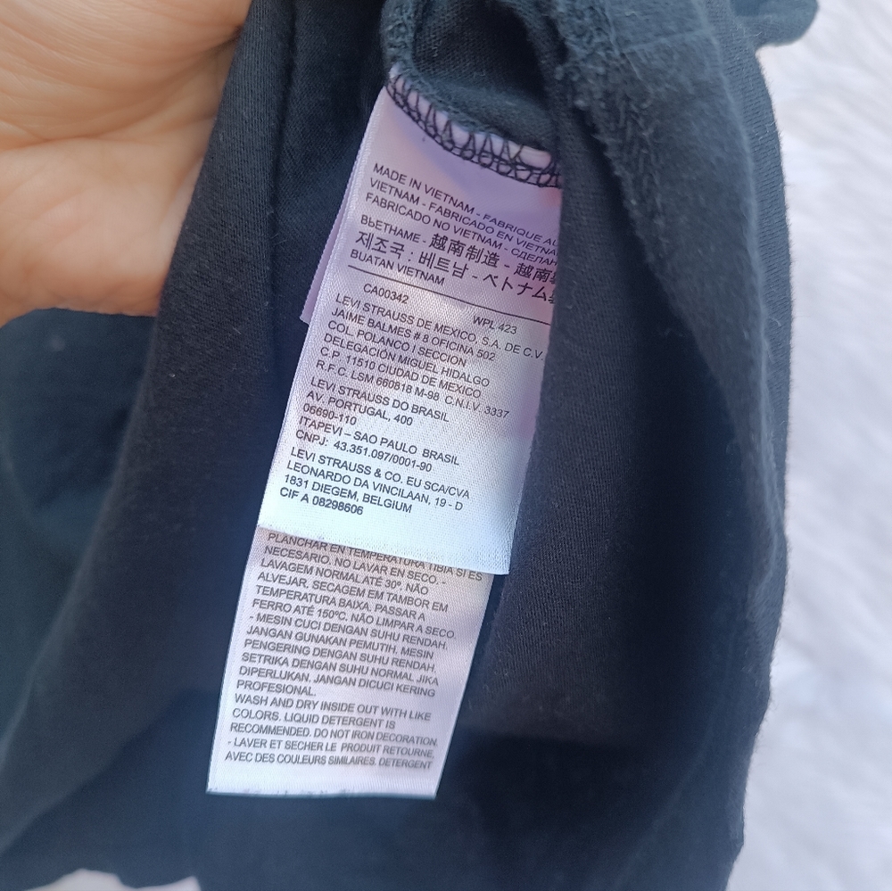 Levi's black tee - Picture 5 of 6